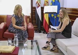 La presidenta de la Asamblea, Blanca Martín, reunida este martes con María Guardiola.