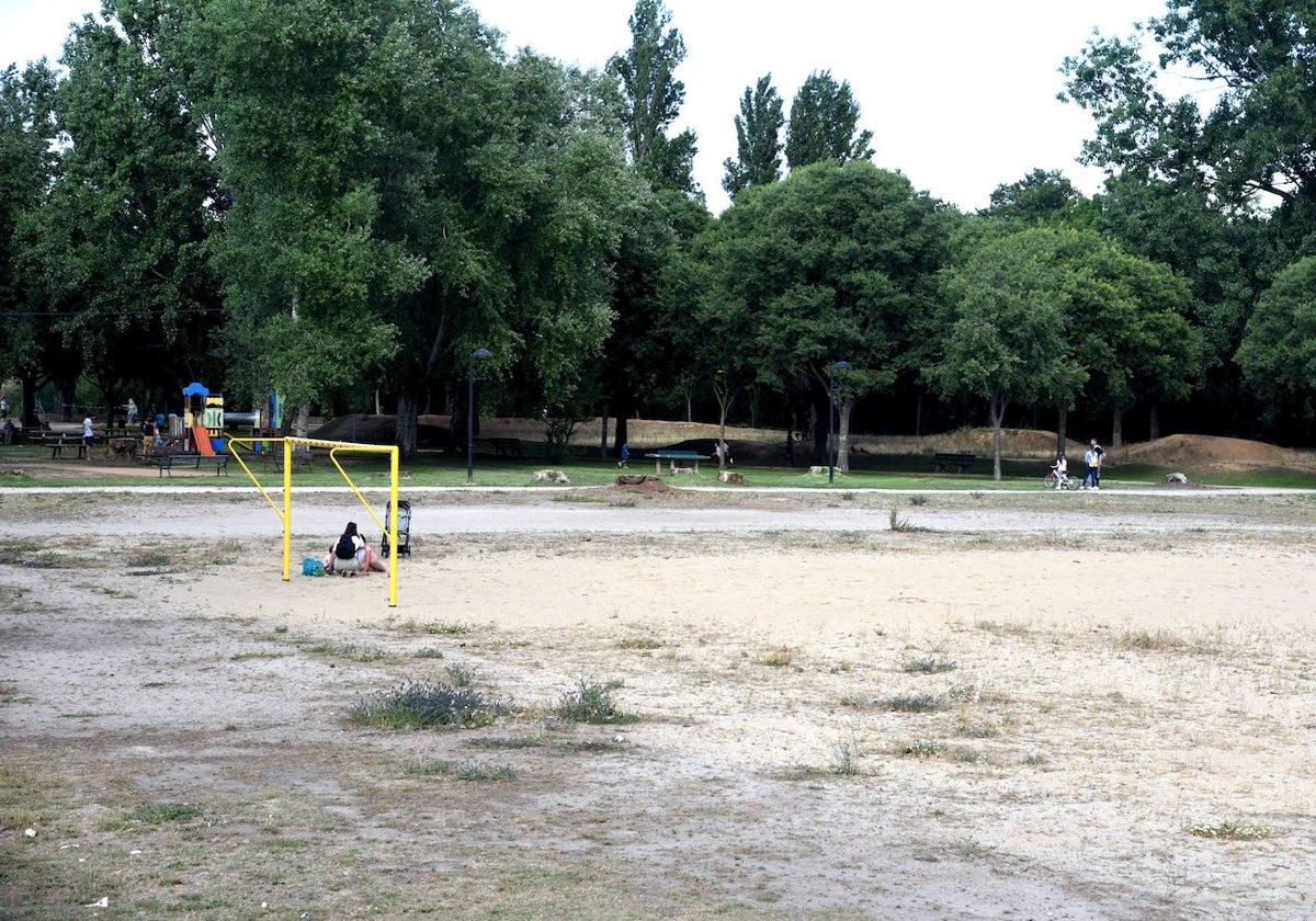 Aspecto actual que presenta el campo de fútbol de La Isla, donde estará ubicada la pista de 'skate'.