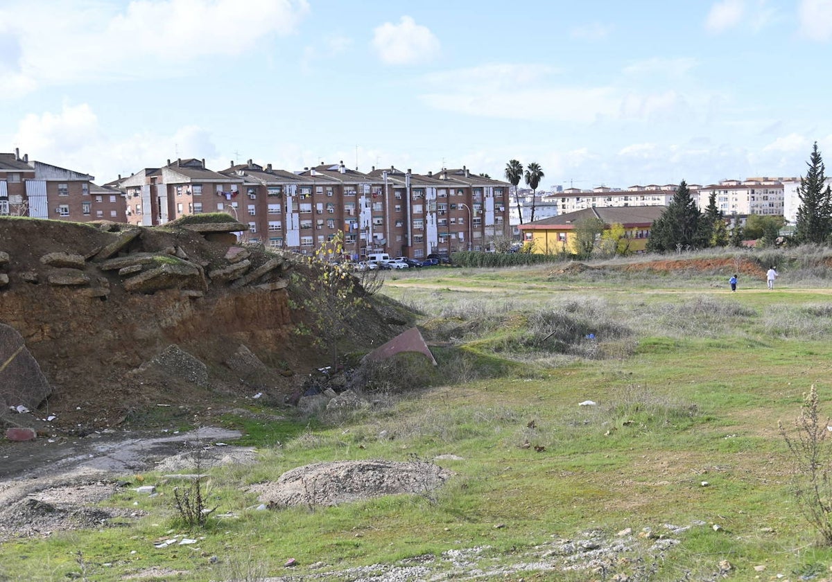 Parcela donde se levantará el complejo con el campo de fútbol y el centro sociovecinal.