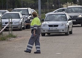 Un guardacoches de Adeba ordena el tráfico.