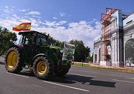 Tractor a su paso por la manifestación agraria de esta mañana en Madrid.