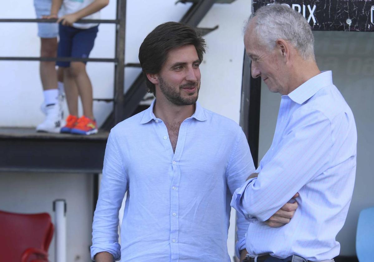 Nacho Ramos conversando con Mark Heffernan en la bocana de vestuarios del Romano.