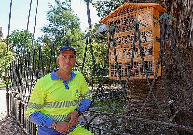 Rafael Ibáñez junto a la estructura para el control de plagas en Castelar.