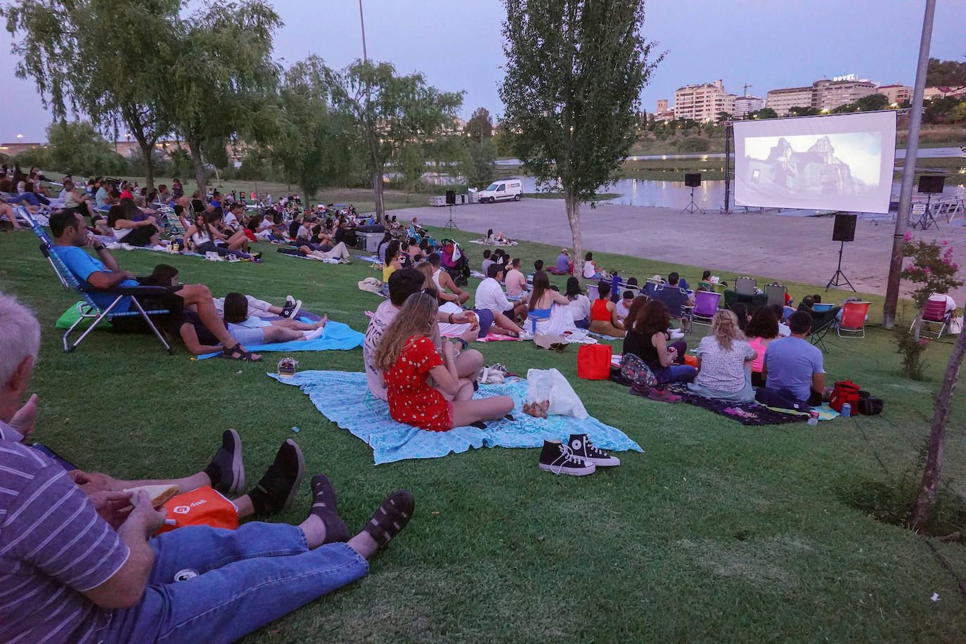 Cine de verano en el muelle del río.