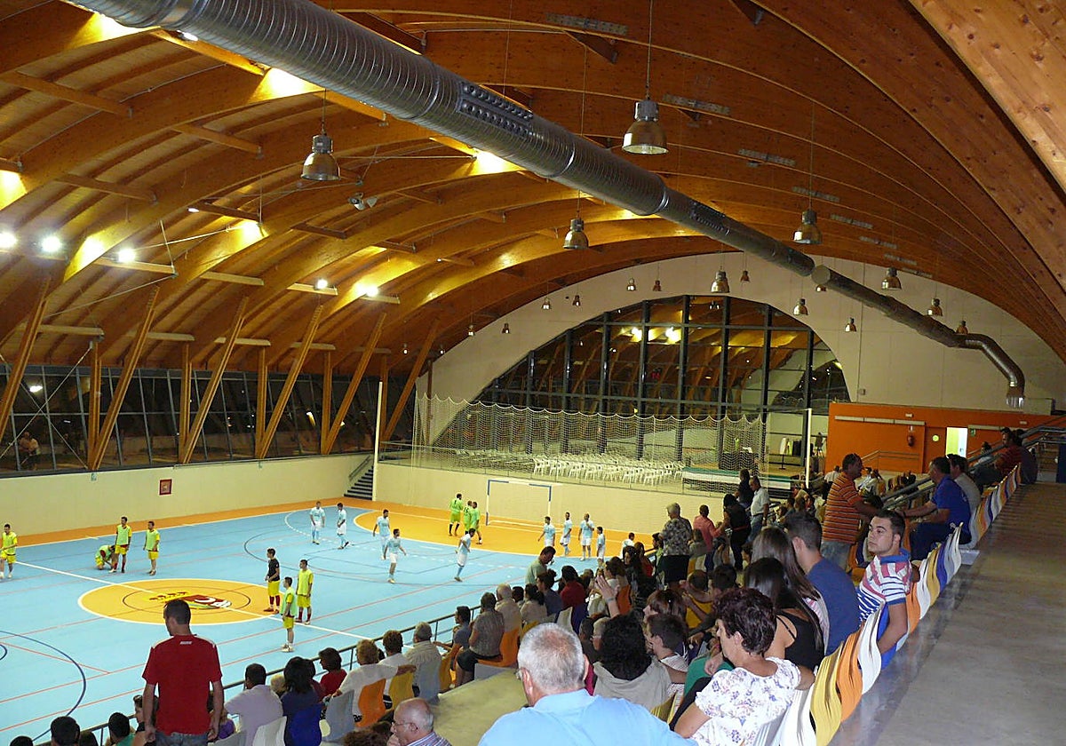 Pabellón polideportivo de Almaraz, que acogerá las mesas en principio ubicadas en el colegio San Andrés.