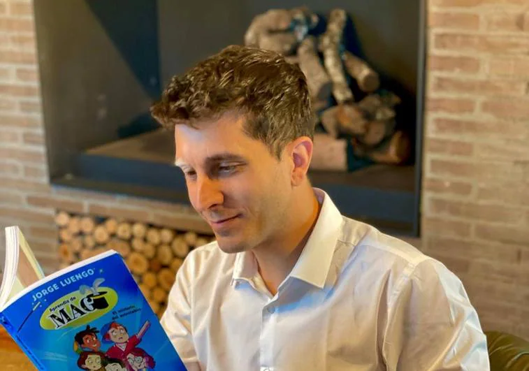 Jorge Luengo con una copia de su último libro.