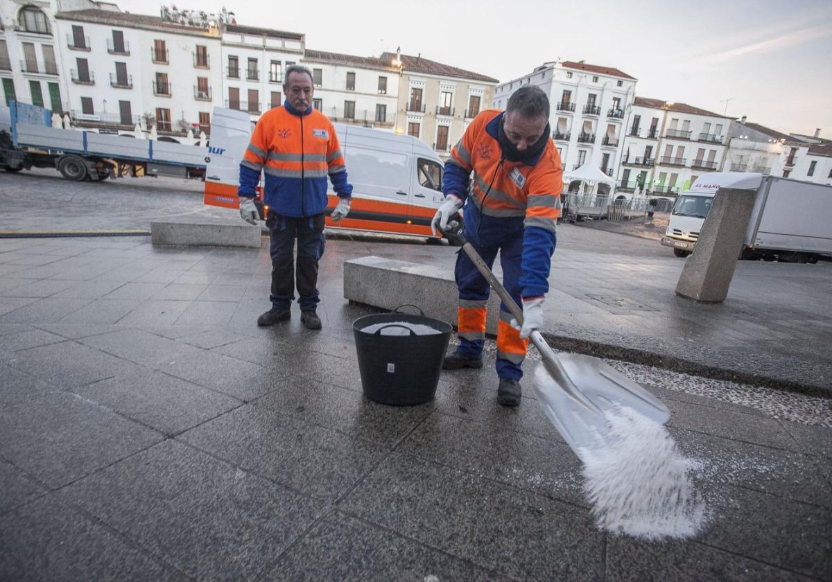 Operarios de Conyser en la Plaza Mayor.