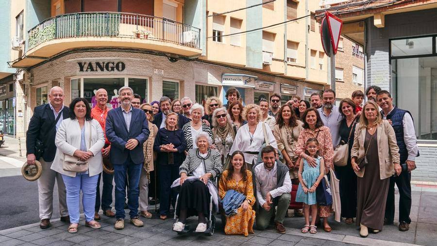 Familiares de Eladia y de Pedro posando en la calle de Eladia Montesino-Espartero, cuando se le puso su nombre a una calle hace unos meses.