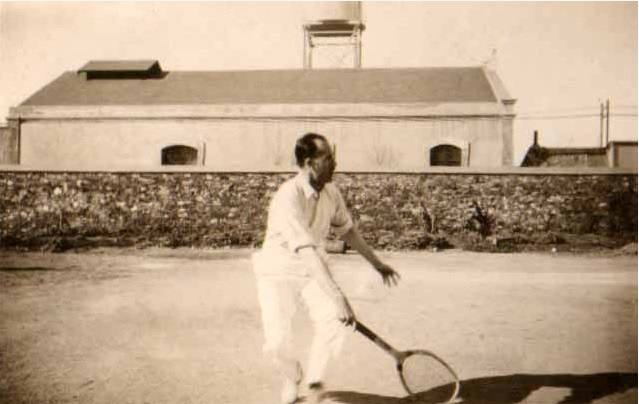 El cacereño Pedro Romero fue pionero del tenis en la provincia de Cáceres. Aquí está jugando un partido junto a la Fábrica de Corcho en 1932.