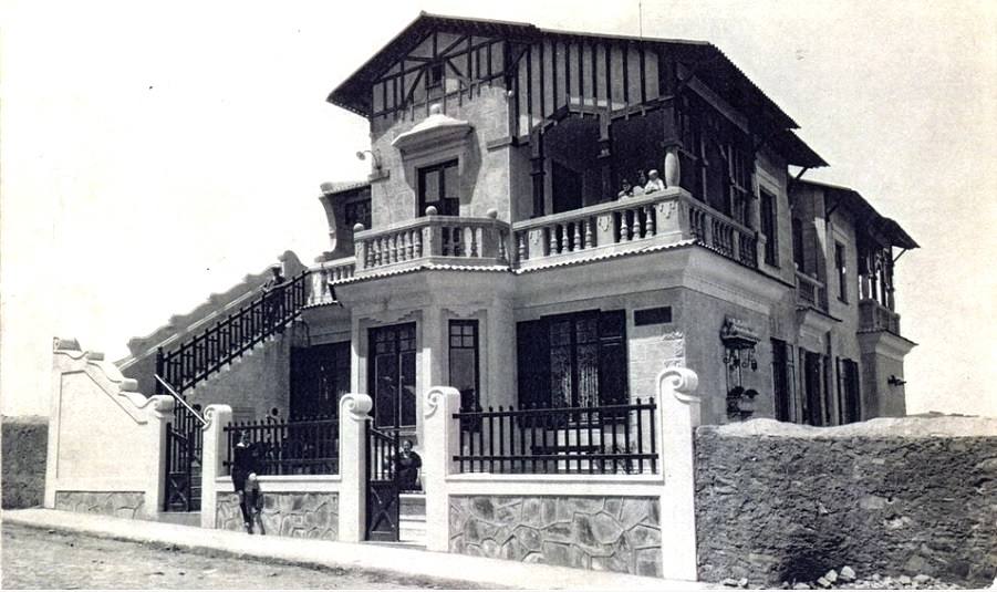 La casa del número 2 de la calle Gómez Becerra en donde vivieron Eladia y Pedro con sus ocho hijos. El matrimonio de escritores ocupaba la parte superior. En la imagen está en la terraza de la derecha Eladia con dos hijos, otro hijo en las escaleras. En la parte de abajo está la mujer y la hija de José Correa.