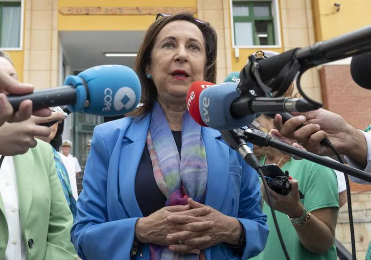 La ministra de defensa Margarita Robles atiende a la prensa, durante una visita a la Escuela de Infantería de Marina 'General Albacete y Fuster'