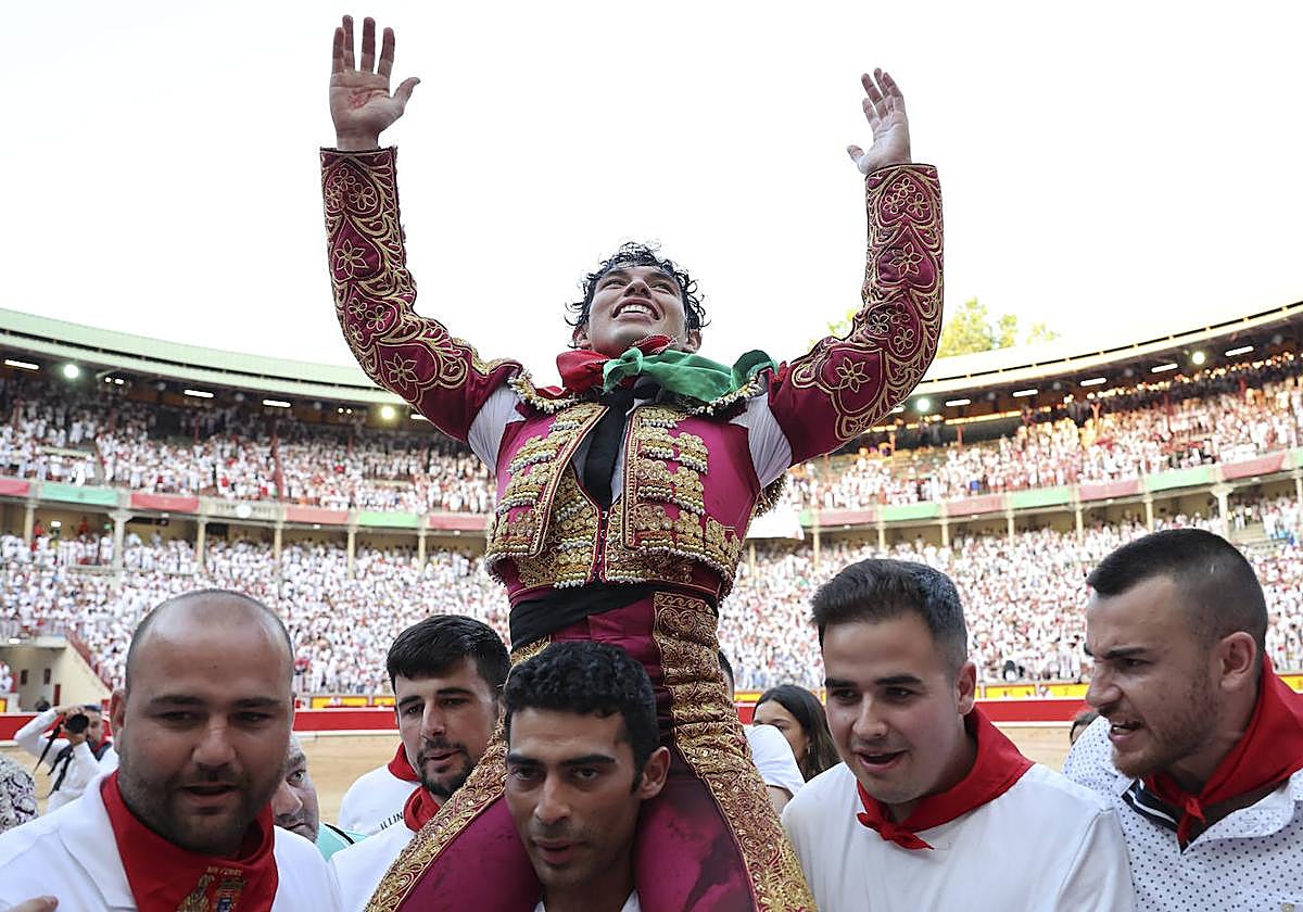 El diestro mexicano Isaac Fonseca sale a hombros por la puerta grande tras cortar dos orejas a sus dos toros en suerte esta tarde en la Plaza de Toros de Pamplona dentro de la Feria del Toro de los Sanfermines 2023