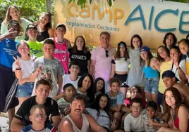 Jóvenes participantes en un campamento de la Federación de Asociaciones de Implantados Cocleares.