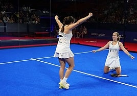 Paula Josemaría y Ari Sánchez celebran el título en el Open de Valencia.