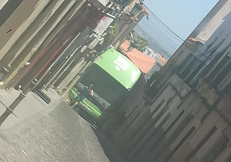 El autobús ha quedado atrapado en la calle Peñas de la parte antigua en Cáceres.