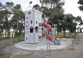 Castillo vallado, pero sin inaugurarse porque es necesario dotarle de suelo de caucho.