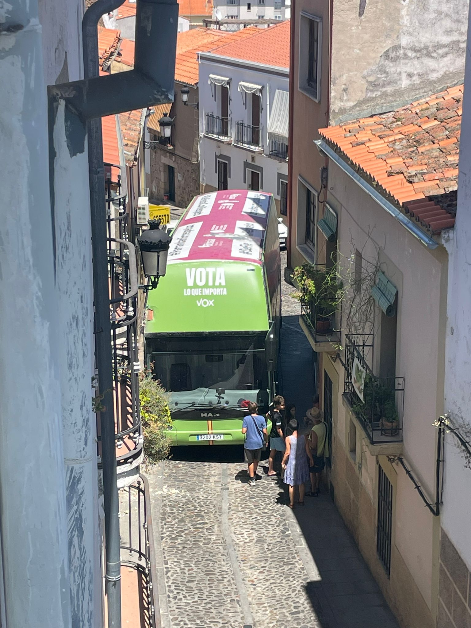 El bus de Vox provoca daños en Cáceres