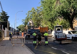 Operarios de la empresa Santano, contratada por Canal de Isabel II, trabajan a la altura del hospital San Pedro de Alcántara.