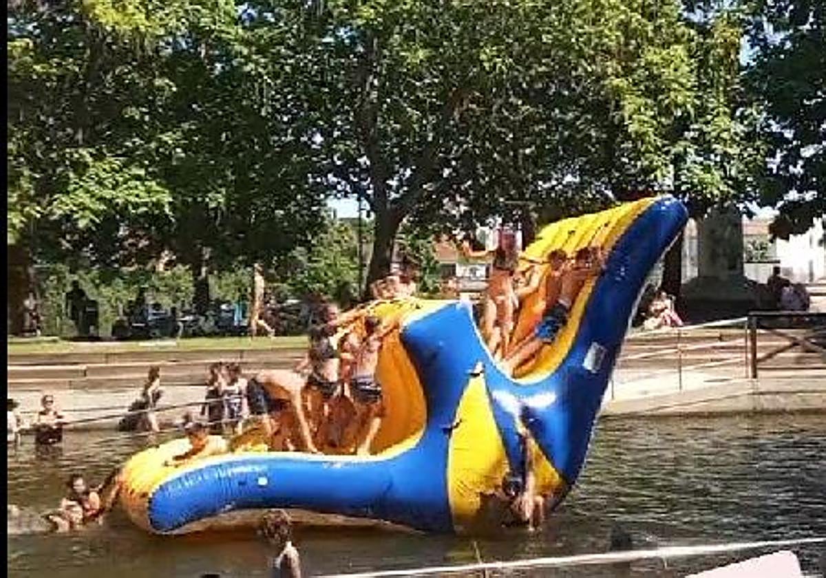 Uno de los castillos instalados en el parque fluvial de Moraleja en el que ocurrieron los hechos.