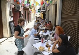 Pacenses y turistas disfrutan en los veladores durante la feria de San Juan de 2022.