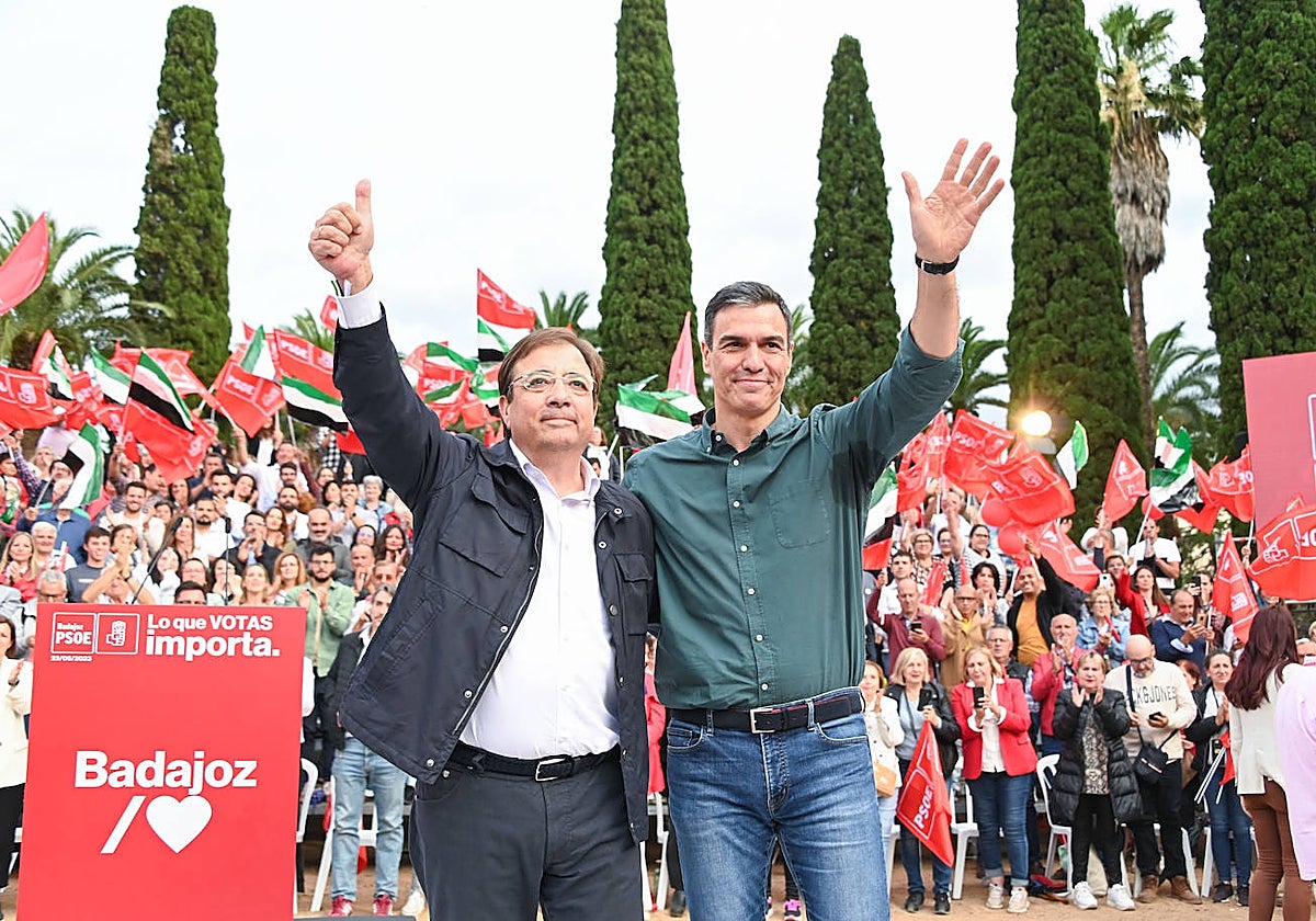Vara y Pedro Sánchez el 23 de mayo en la Alcazaba de Badajoz.