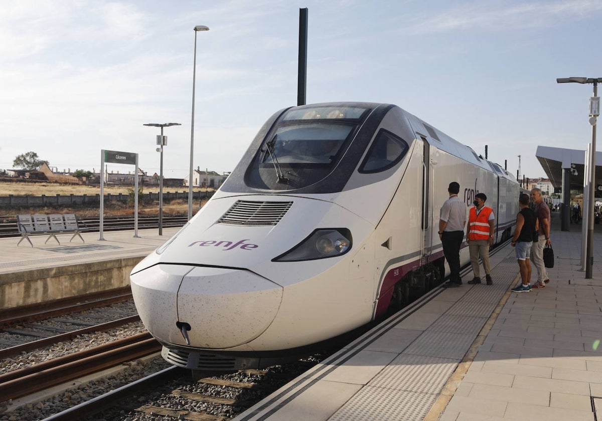 Tren Alvia en la estación de Cáceres.