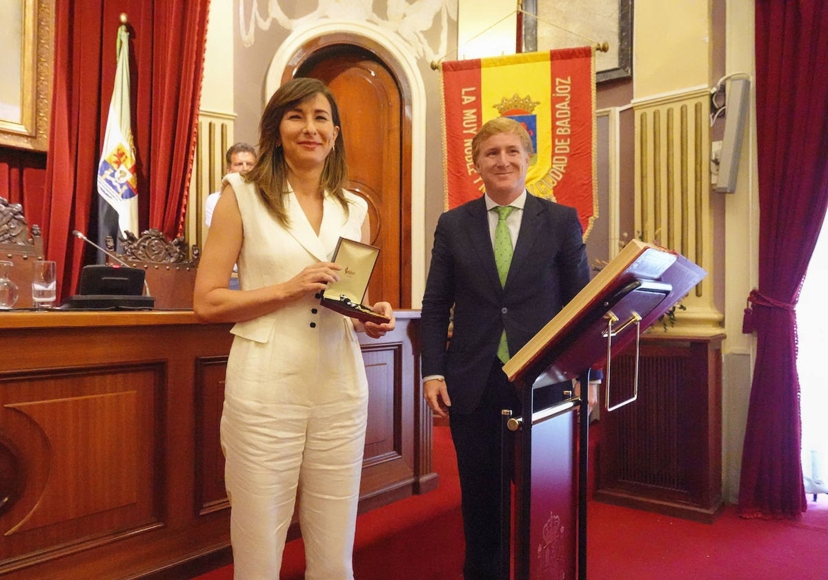 Sandra Caballero tras tomar posesión de su acta como concejala del Ayuntamiento de Badajoz.