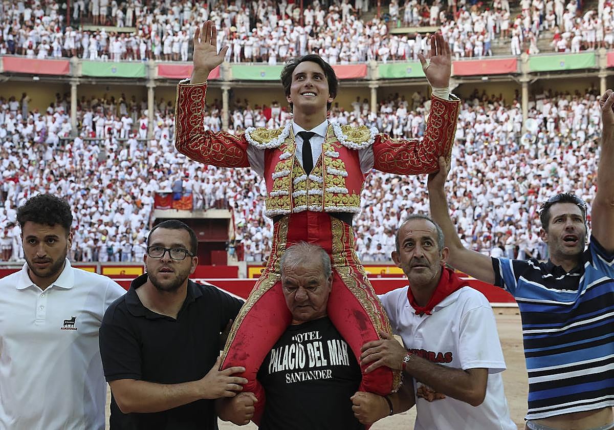 El diestro Andrés Roca Rey sale a hombros por la puerta grande de la Plaza de Toros de Pamplona.