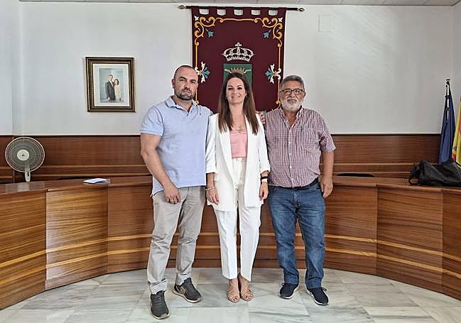 Los tres concejales de la agrupación de electores 'Independientes por Alconchel', tras su toma de posesión, el pasado 28 de junio.
