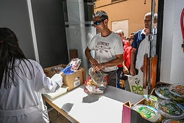 El comedor social San Vicente de Paúl entrega tupper a las puertas del centro.