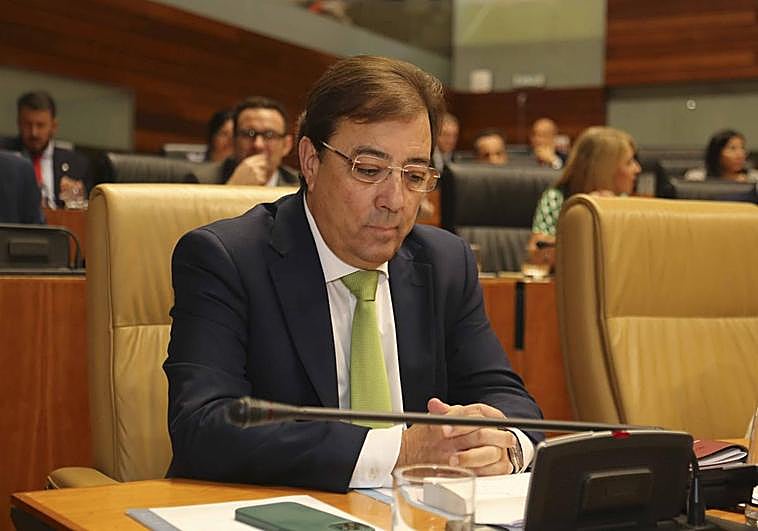 Guillermo Fernández Vara en la sesión de investidura