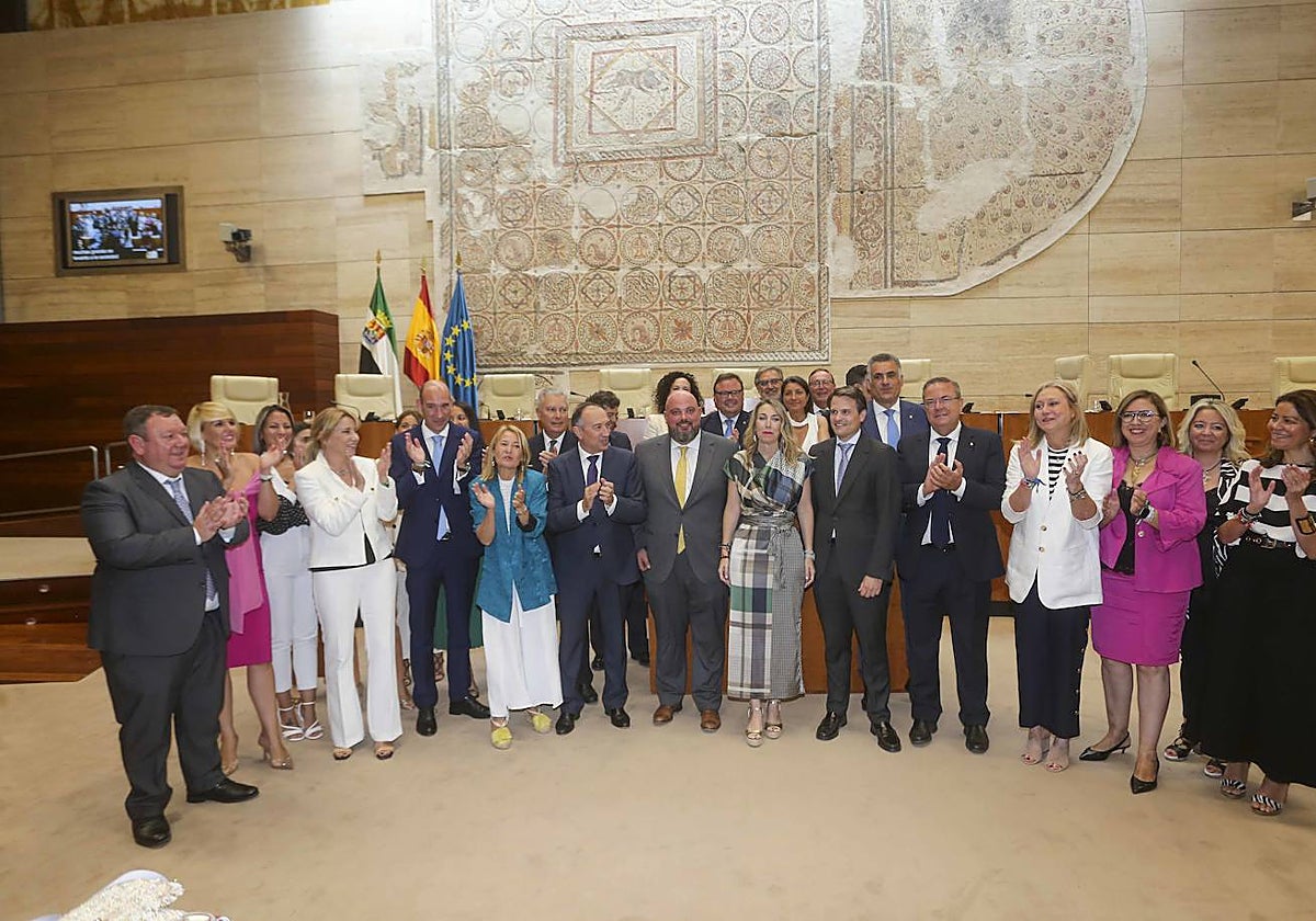 María Guardiola, con los diputados del PP, tras ser elegida presidenta.