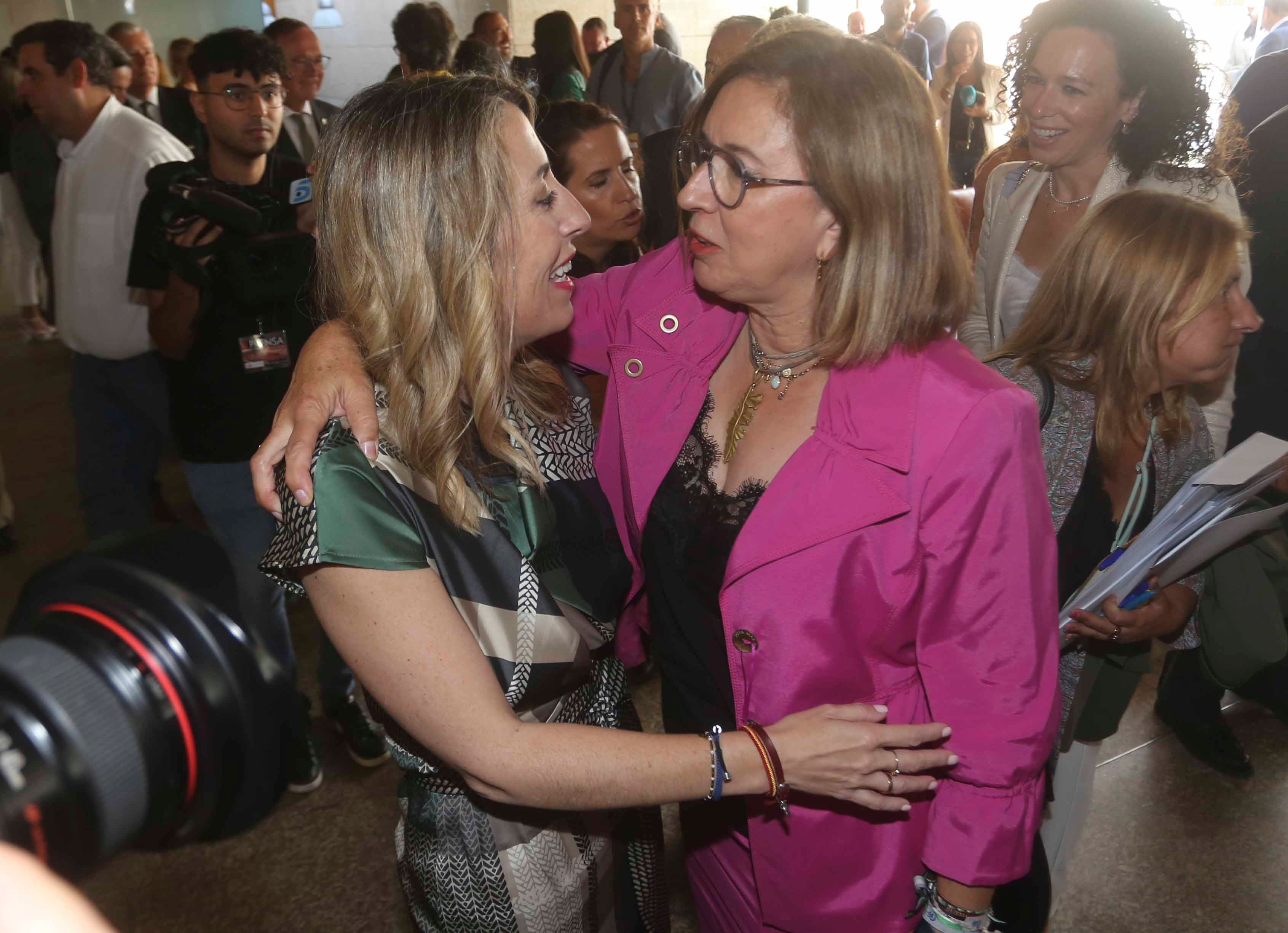 Besos y abrazos para la primera presidenta de Extremadura