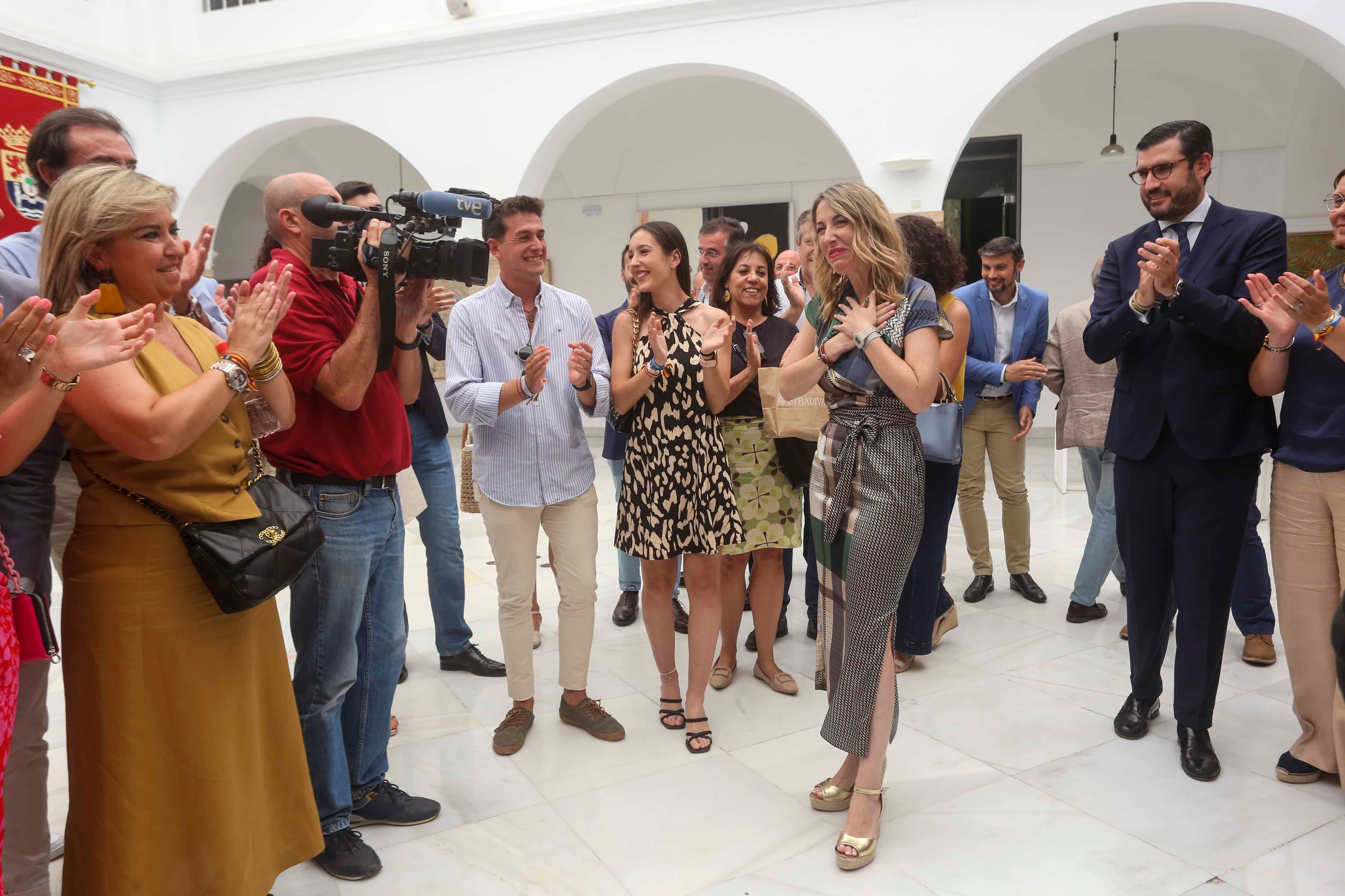 Besos y abrazos para la primera presidenta de Extremadura