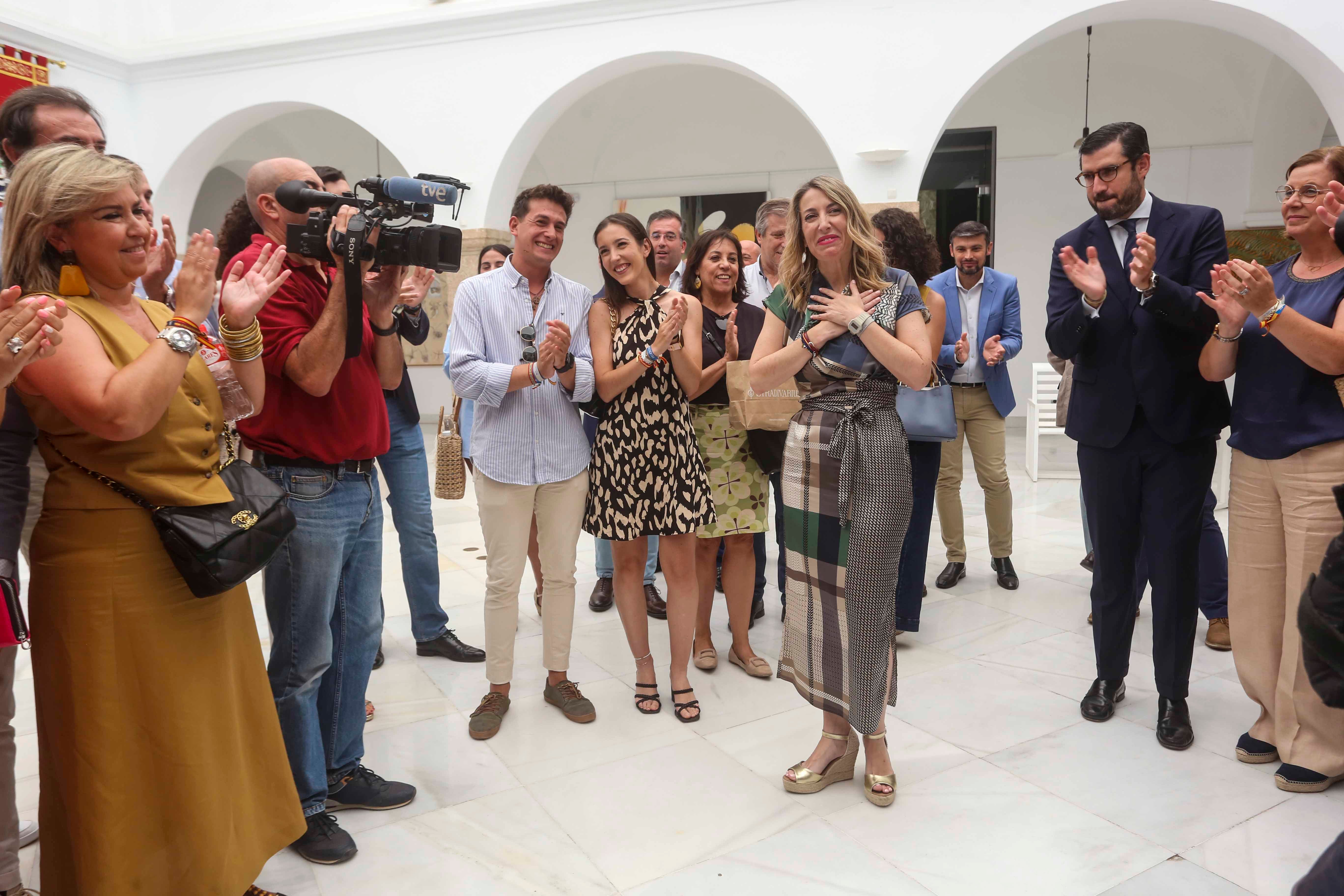 Besos y abrazos para la primera presidenta de Extremadura