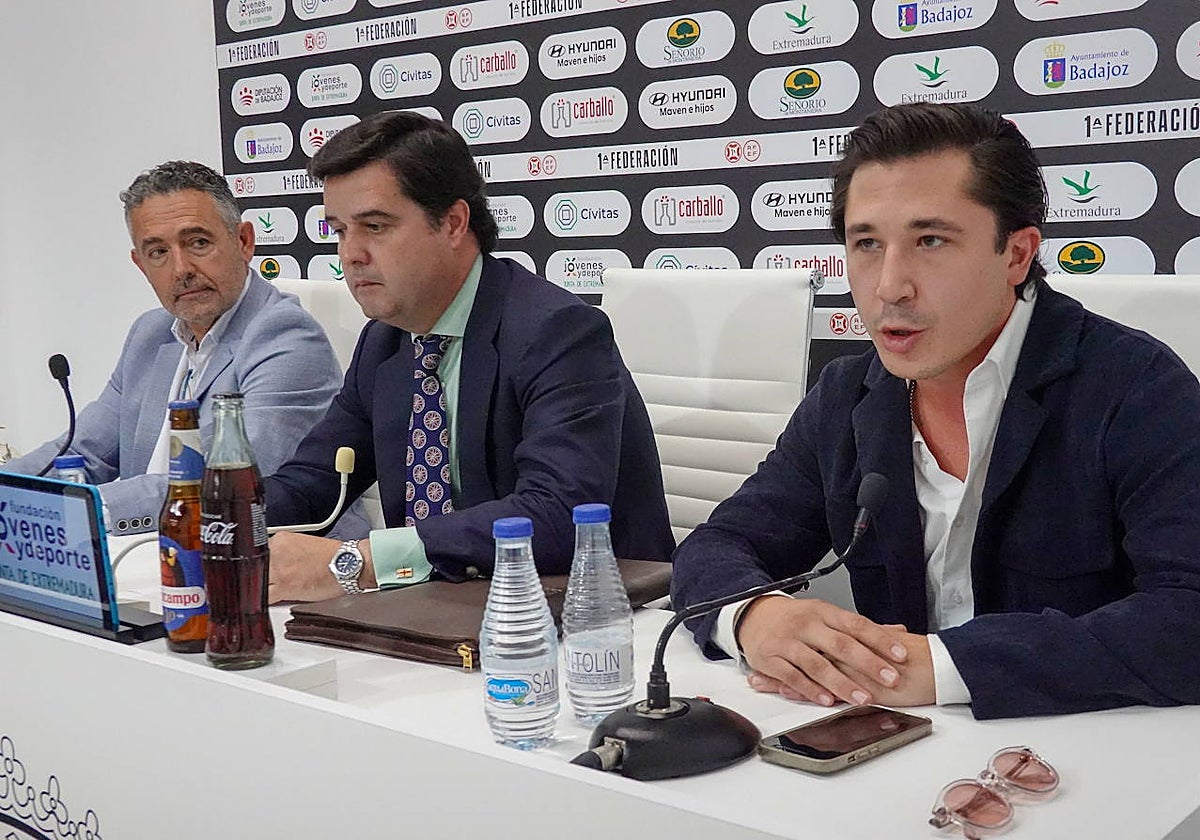 Diego García, Luis Díaz-Ambrona y Patricio Arana en la sala de prensa del Nuevo Vivero.