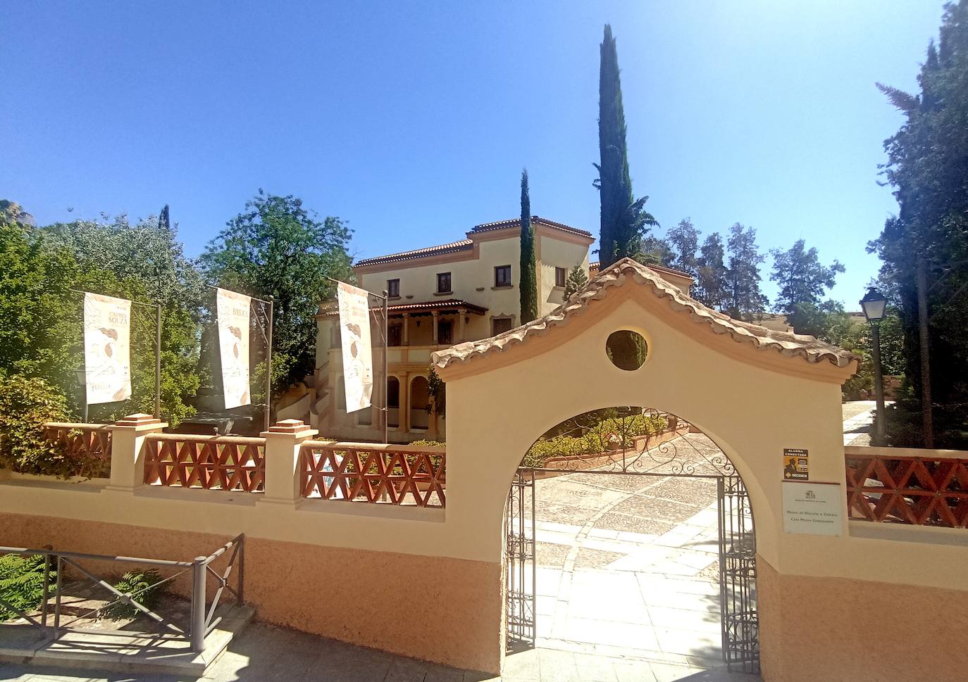 Entrada del Museo de Historia y Cultura ‘Casa Pedrilla’ de Cáceres.