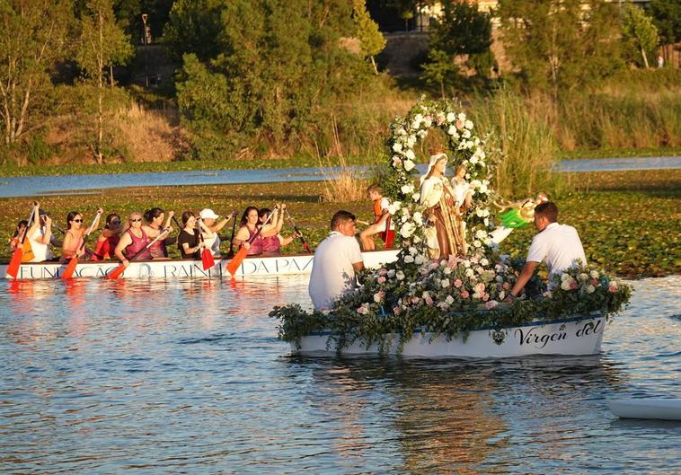 La imagen de la Virgen del Carmen durante su procesión por el Guadiana