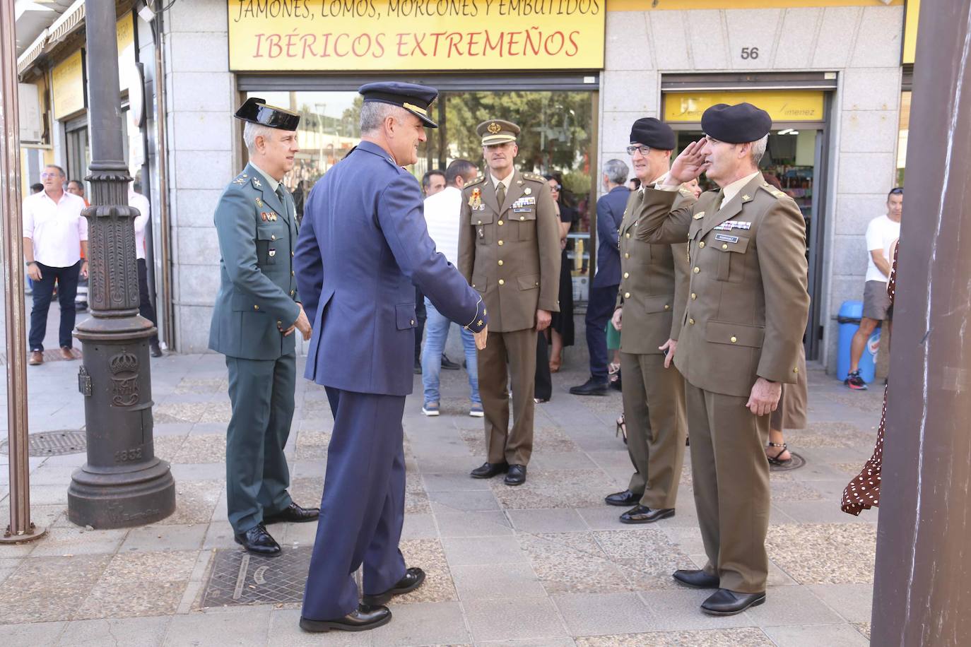 Ambiente en la toma de posesión de María Guardiola (I)