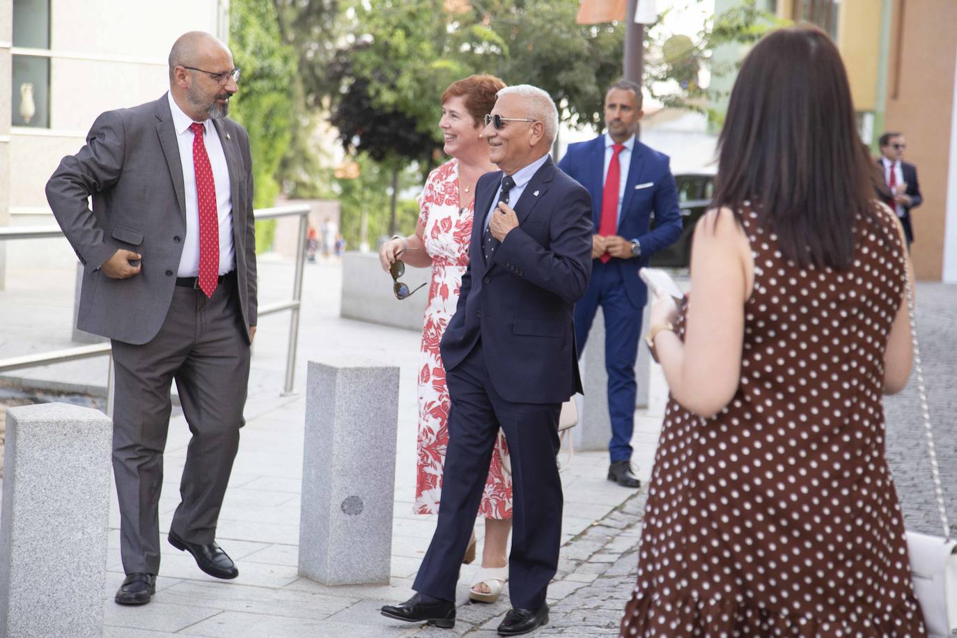 Ambiente en la toma de posesión de María Guardiola (I)