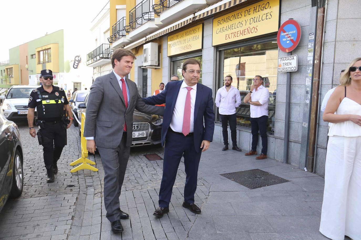 Ambiente en la toma de posesión de María Guardiola (I)