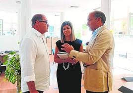 El alcalde (dcha) junto a la concejala de Asuntos Sociales en su visita al IMAS, entidad con dirección propia.