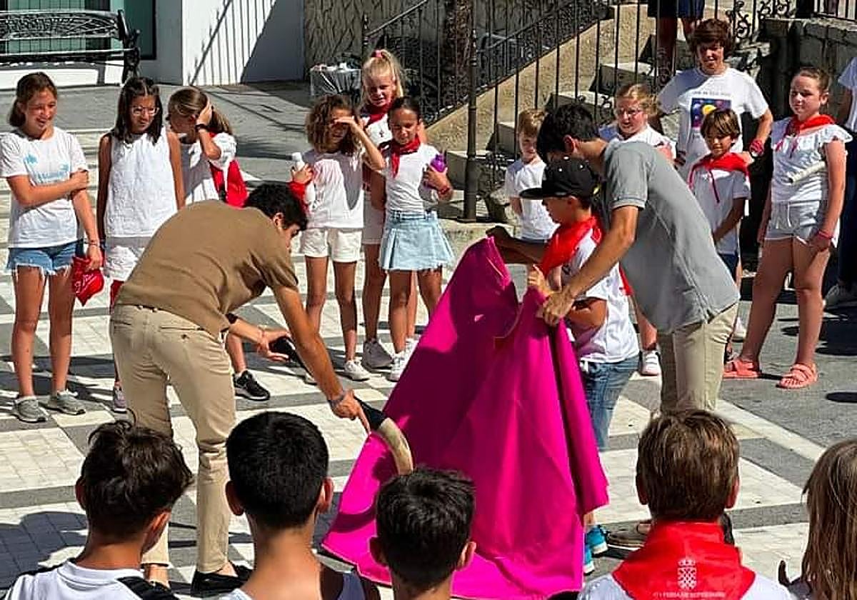 Encuentro de «El Meya» con los niños de Barcarrota