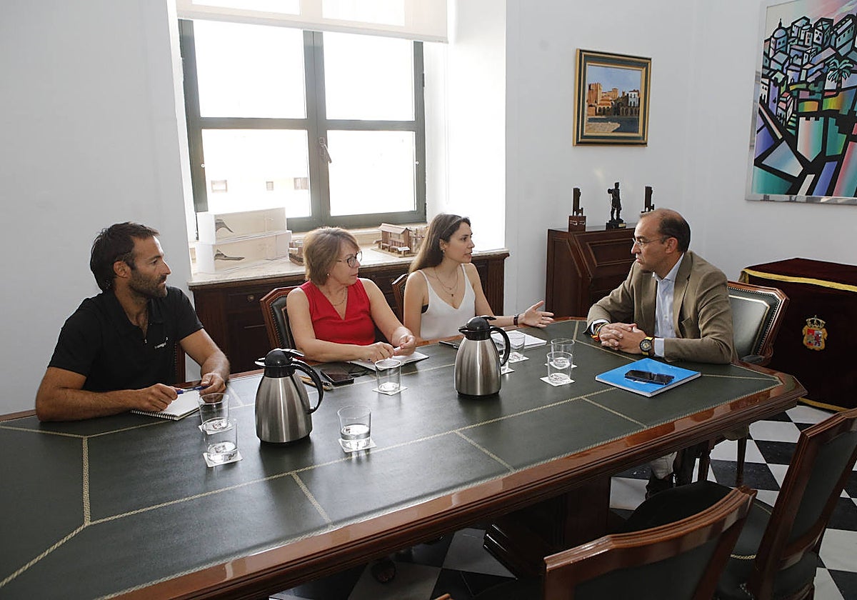 El alcalde Rafael Mateos se ha reunido este martes con Salvemos la Montaña.