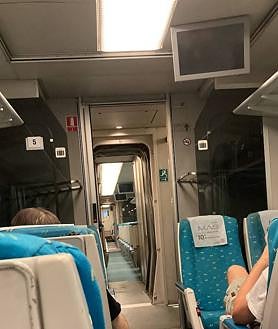 Imagen secundaria 2 - Los pasajeros con destino a Cáceres y Plasencia han tomado otro tren a las 21.00 horas; el Alvia averiado junto al Talgo en el que han reubicado a los usuarios de Mérida y Badajoz y el interior del Talgo. 