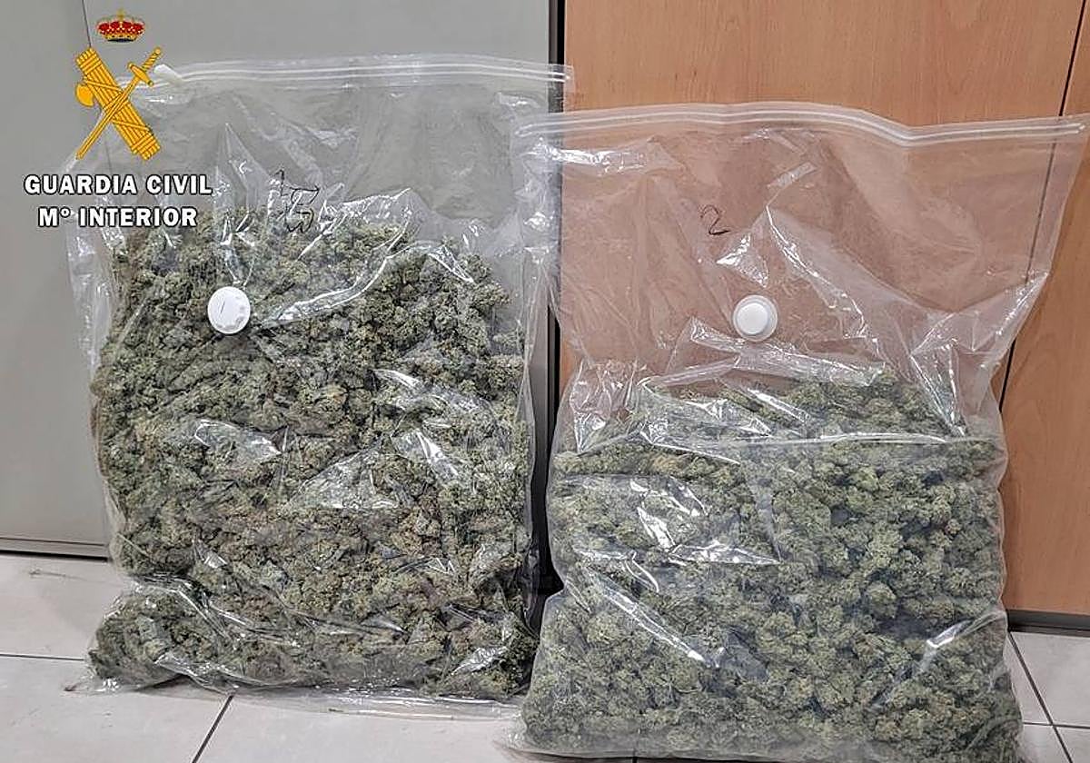 Detenidas dos personas en Torremejía que llevaban más de tres kilos de marihuana en el maletero