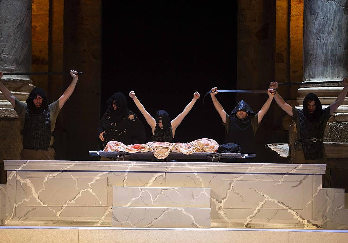 Personajes de Roma. En el escenario del Teatro Romano se interpreta a Julio César, Coriolanus o Marco antonio.