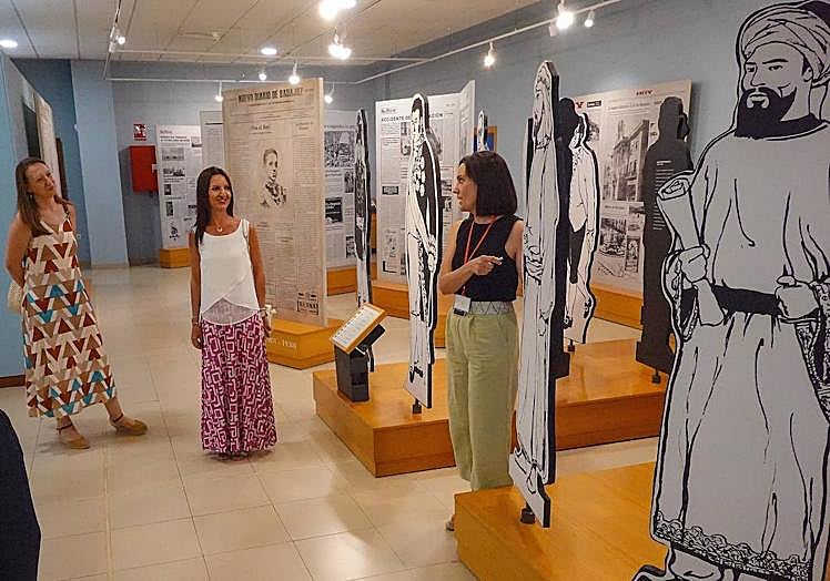 Imagen principal -  La sala de las figuras, el coordinador del Museo Francisco Chamorro y una de las guías, Encarna Ledesma