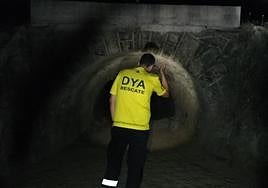 Un efectivo de DYA busca debajo de un puente.