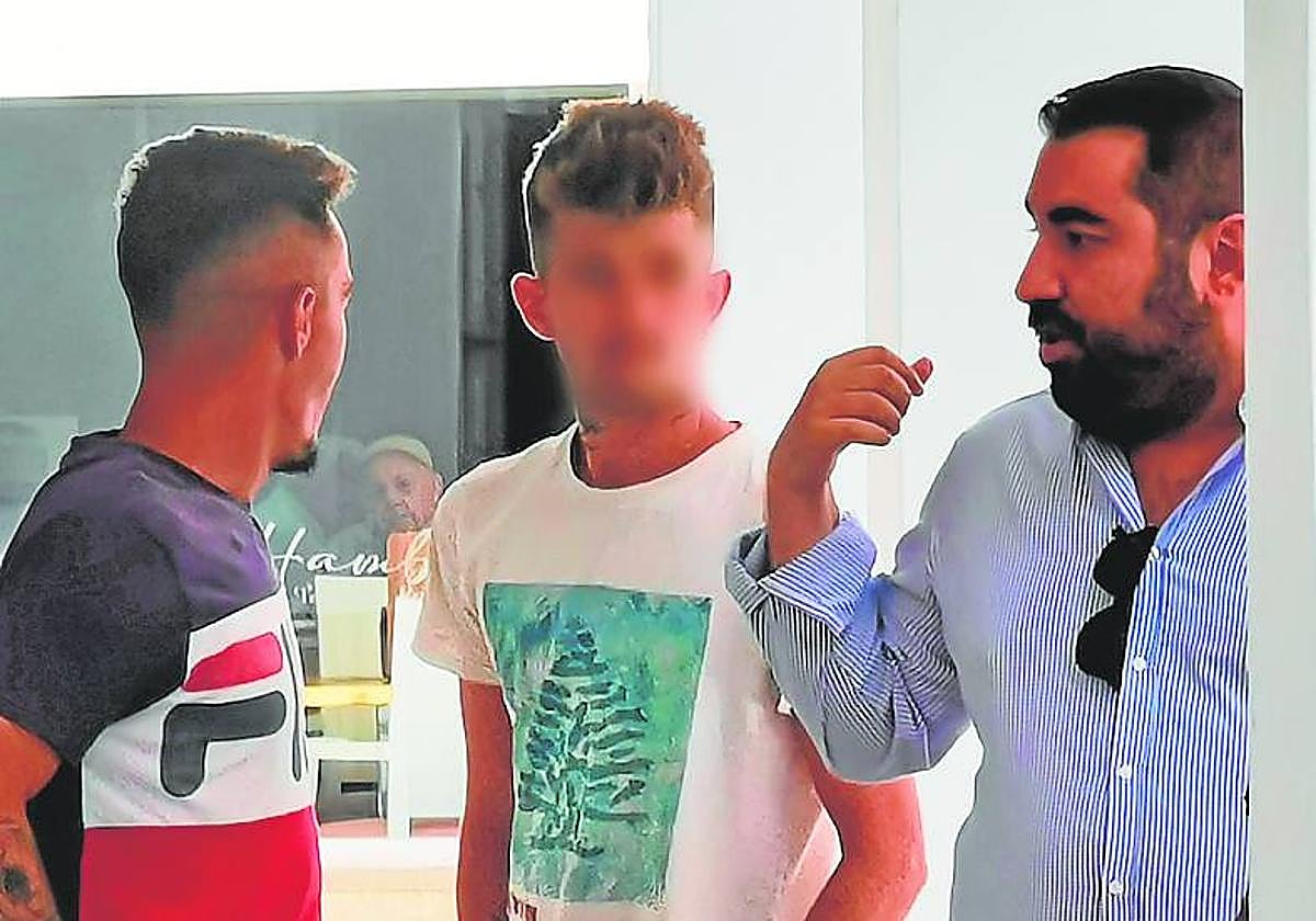 Fernando Cumbres junto a dos de los acusados.